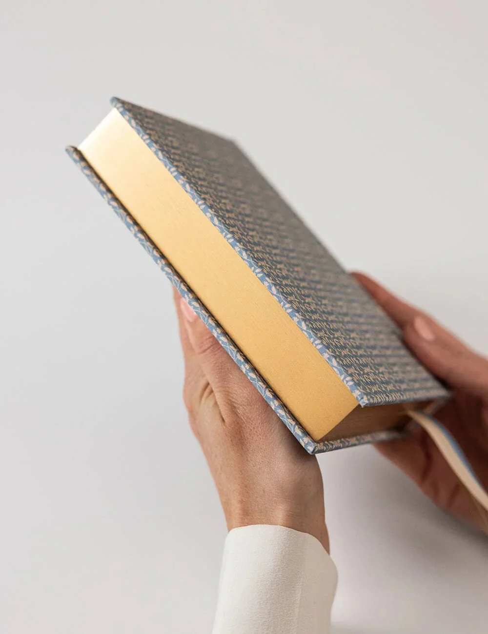 2026 DAY TO A PAGE LINEN BOUND PLANNER | FROST BRAMBLE - Image 6