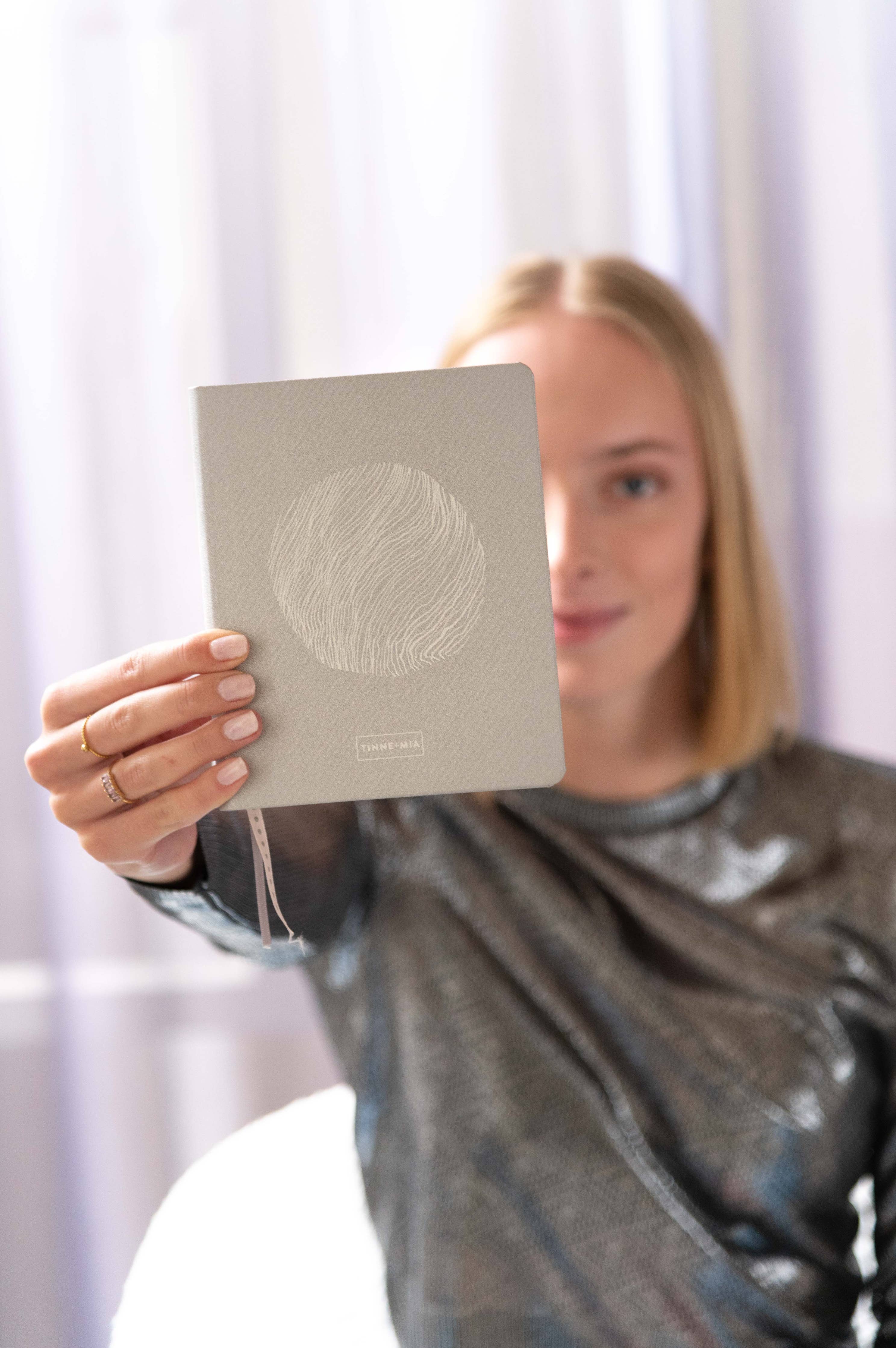 Bullet journal A6+ - Silver metallic linen - Silver Moon - Image 5