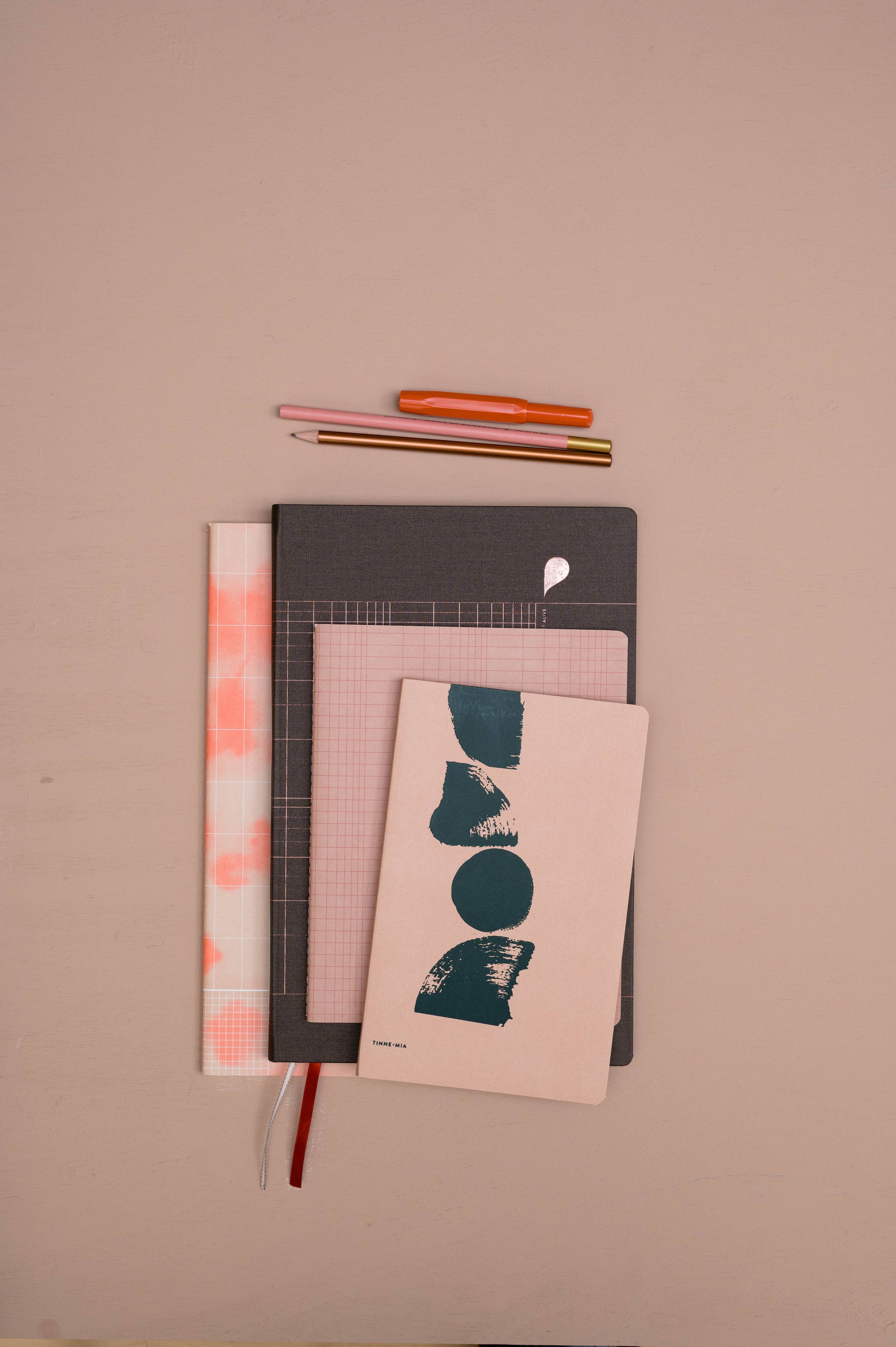 Linen notebook A4 -  Grey with Pink Foil - Image 6